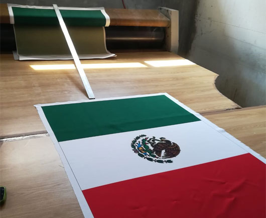 Confección de banderas de México