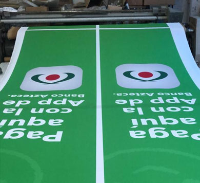 fabricación de banderas promocionales con plotter